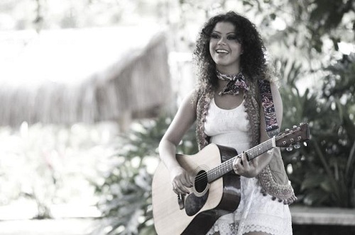 Cantora Luka lança novo video clipe "Love is Free"