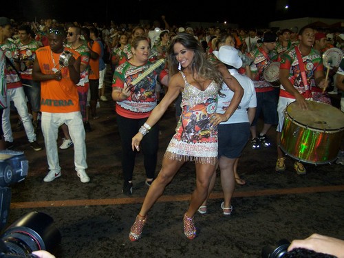Mayra Cardi rouba a cena no ensaio da X-9