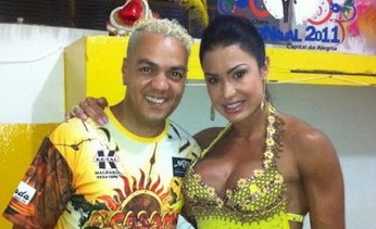Gracyanne Barbosa e Belo participam de ensaio de escola de samba