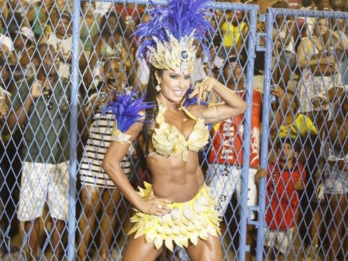Gracyanne Barbosa é destaque em ensaio técnico na Sapucaí