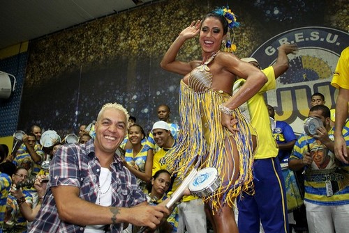 Belo acompanha Gracyanne Barbosa no ensaio da Tijuca