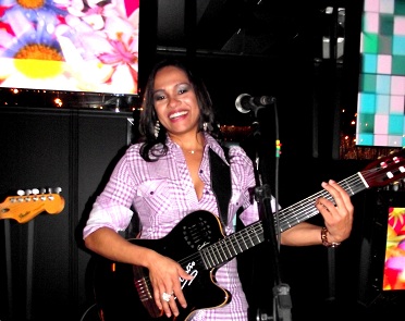 Milena Castro agita festa BOYZ na casa noturna Bubu Lounge