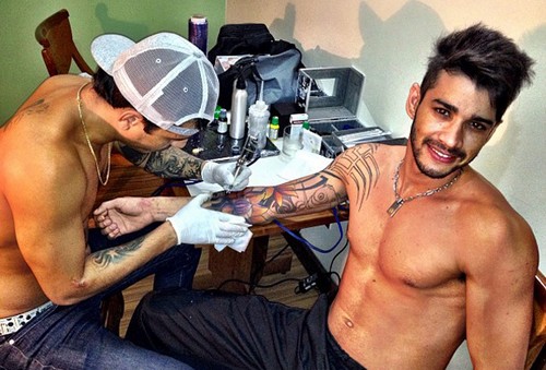 Gusttavo Lima faz tattoo e exibe a Boa Forma