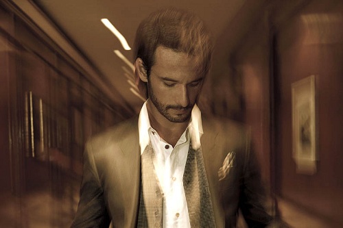Rodrigo Santoro posa para as lentes de Angelo Pastorello para a Revista TAM nas nuvens