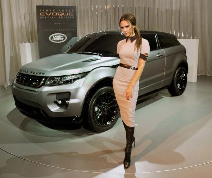 Poderosa! Victoria Beckham posa com carro criado em sua homenagem