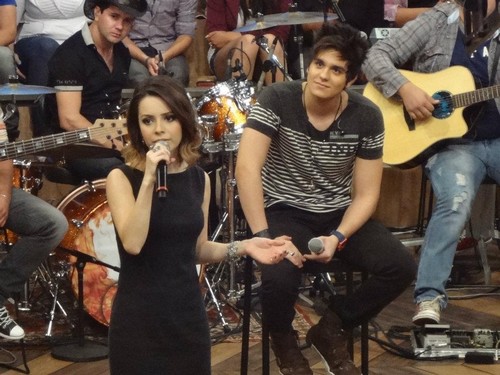 Sandy e Luan Santana participam do programa Altas Horas