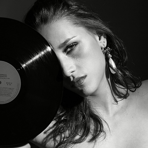 LIA PARIS estreia seu Show no Alucci onde apresenta clássicos da música Francesa
