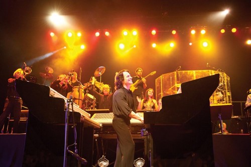 Após turnê de grande sucesso e ingressos esgotados em 2010, YANNI retorna para shows em São Paulo