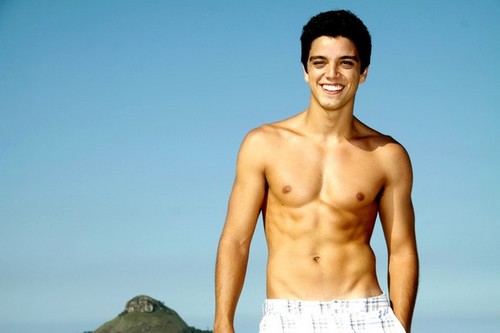Rodrigo Simas leva fãs ao delírio com novo ensaio fotográfico