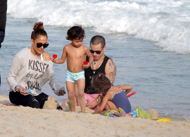 No Brasil: Jennifer Lopez curte praia de Ipanema com sua família