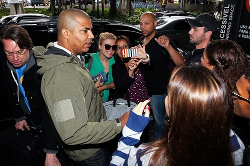 #PopMusicFestival: Kelly Clarkson já esta no Brasil e é recebida por fãs no aeroporto