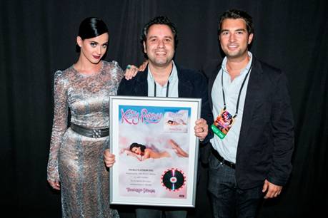 Katy Perry recebe disco de Platina duplo por vendas de Teenage Dream