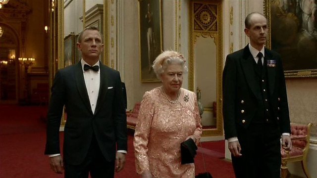 James Bond escolta Rainha Elizabeth II na abertura dos Jogos Olímpicos