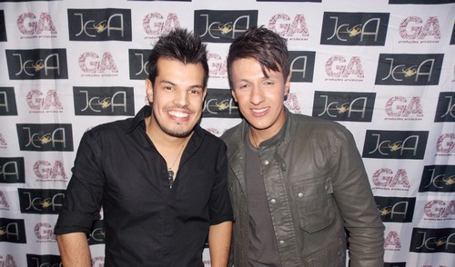Júlio César e Adriano lançam o primeiro CD da carreira em grande festa