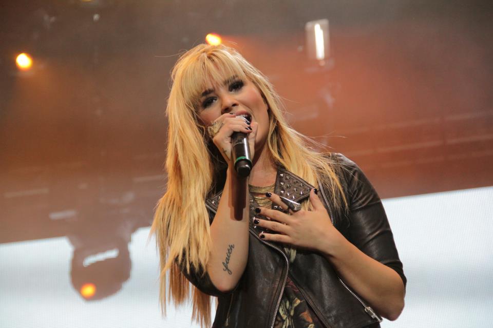 Demi Lovato sobe ao palco no Z Festival 2012. (Créditos: VITORAUGUSTO/E-VOD)