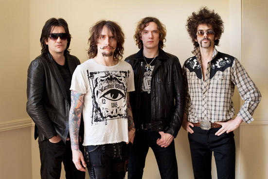 The Darkness a banda que vai abrir os shows de Lady Gaga no Brasil lança álbum de inéditas