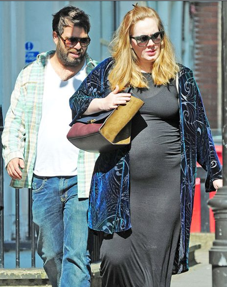 Grávida Adele passeia com seu namorado em tarde ensolarada em Londres