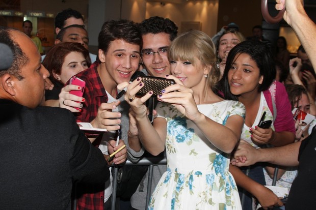 Super simpática Taylor atende aos fãs na porta do Hotel