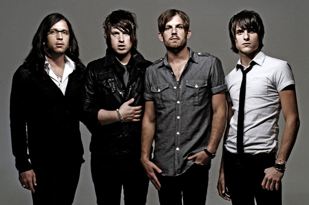 Planeta Terra: Fanáticos por videogames Kings of Leon pede uma sala especial só para jogos perto do camarim