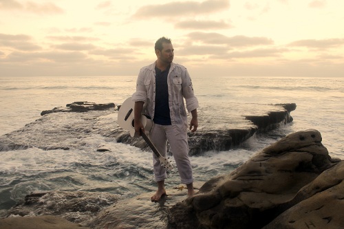 Cantor Gutto L.A. divulga making of de novo videoclipe gravado na California