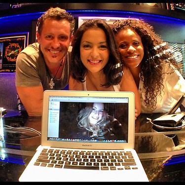 #VoltaRouge : Rick Bonadio se reúne com as meninas do Rouge Lissah, Aline e Fantine Tho!