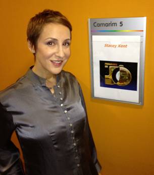 Em turnê pelo Brasil Stacey Kent participa do programa do Jô