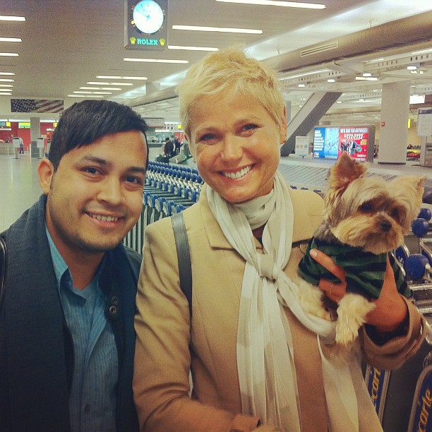 Férias: Super simpática Xuxa posa com fã brasileiro em aeroporto de Nova York hoje pela manhã