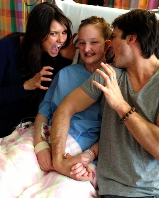 Boa Ação: Os atores de “The Vampire Diaries” Ian Somerhalder e Nina Dobrev visitam fã em hospital