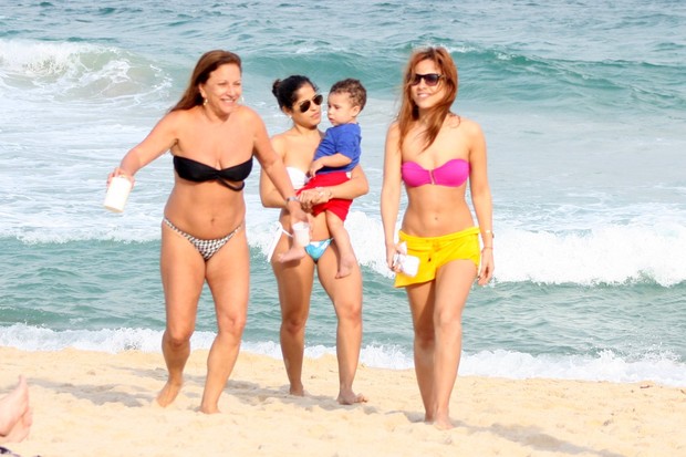 Boa Forma: Com um corpinho invejável Wanessa curte praia com o filho José Marcus no Rio de Janeiro
