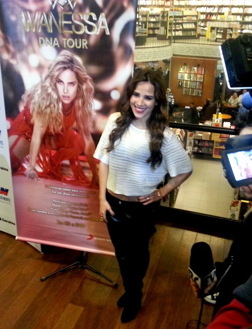 Wanessa em noite de autógrafos em São Paulo