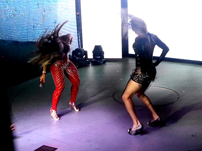 Valesca Popozuda bate cabelo na Blue Space em São Paulo
