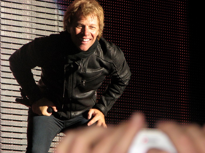 Bon Jovi poando para um fã Foto: Leonardo Muniz PORTAL FAMA