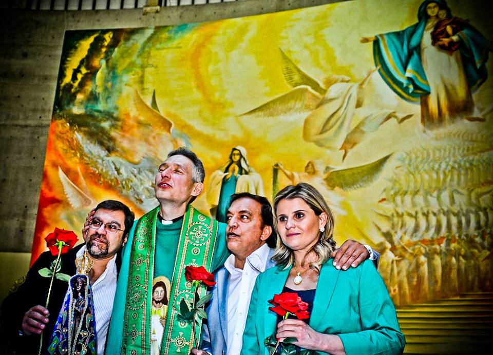 Familiares de Hebe com o Padre Marcelo no Santuário Mãe de Deus em SP. Foto By Francisco Cepeda/ AGnews