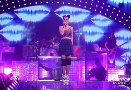 #VemVer: Katy Perry se apresenta no iHeartRadio Festival e performa seus famosos hits e as novas ROAR e Dark Horse