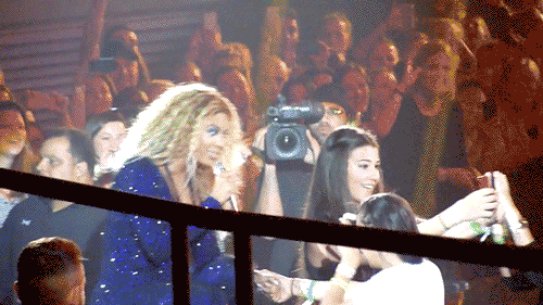 beyonce-photobombs-girls-selfie