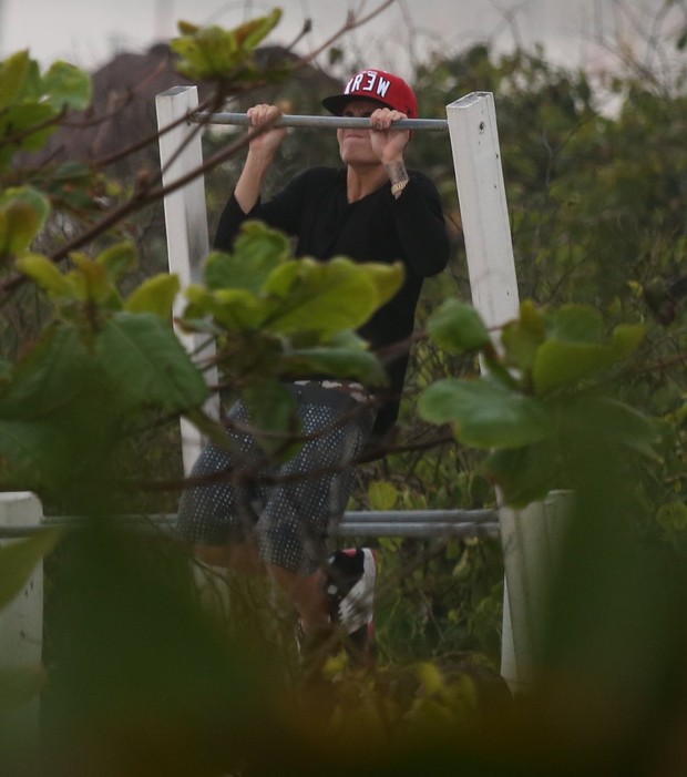 Justin Bieber se exercitando (Foto: Marcello Sá Barretto e André Freitas/Agnews)