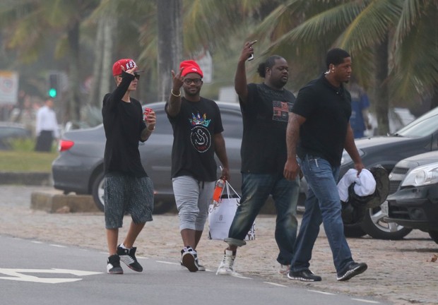 Justin Bieber e sua equipe mostrando o dedo do meio no Rio (Foto: Marcello Sá Barretto e André Freitas/Agnews)