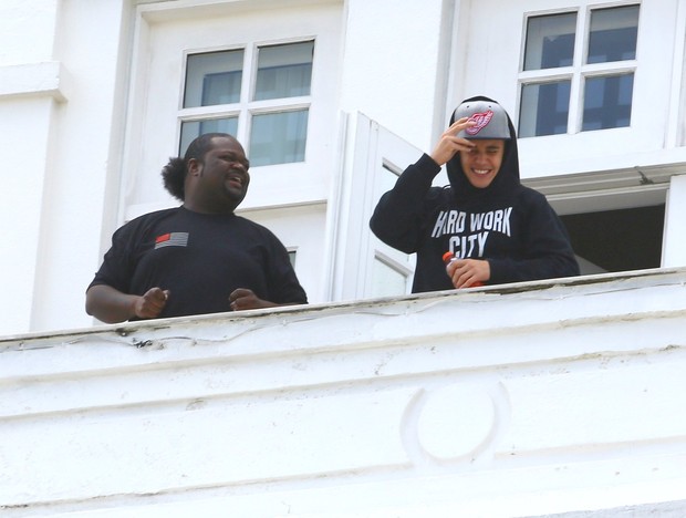 Justin aparece na sacada do Copacabana Palace. Foto: Marcello Sá Barretto e Gabriel Reis/Agnews