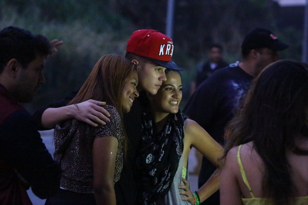 Justin Bieber e fãs (Foto: Delson Silva e Gabriel Reis/Agnews)