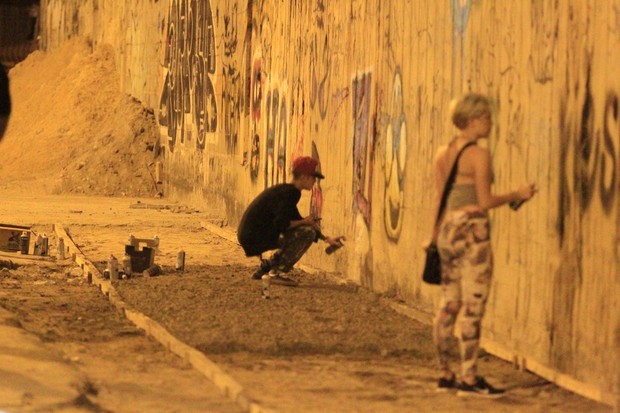Justin e uma amiga grafitando no Rio (Foto: Delson Silva e Gabriel Reis/Agnews)