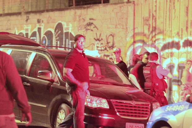 Policiais converam com equipe de Justin (Foto: Delson Silva e Gabriel Reis/Agnews)