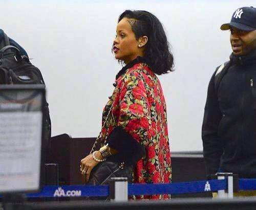 Rihanna em Nova York momentos antes de embarcar para o Brasil.
