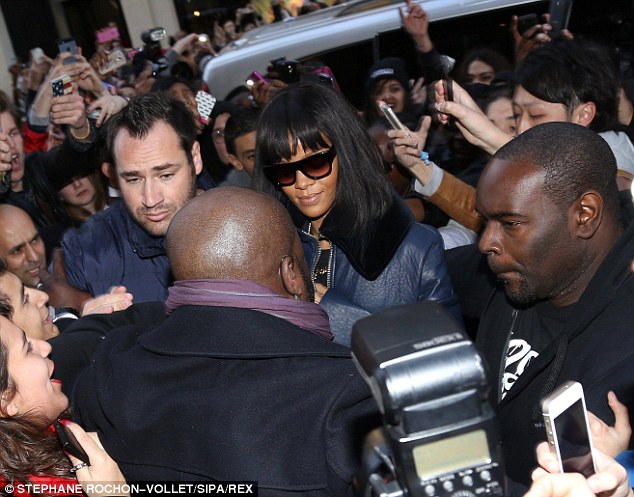 #Xiii: Fãs em Paris quase esmagam cantora Rihanna! Falam do Brasil mas fizeram pior lá #VemVER
