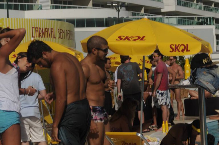 #Carnaval: Com uma sunga "marcante" Caio Castro curte piscina com amigos em Salvador