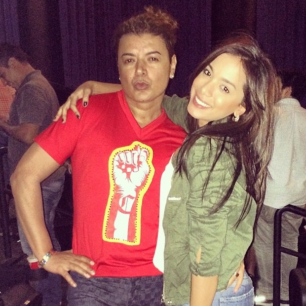 Anitta recebe amigos no cinema para exibir seu novo DVD!