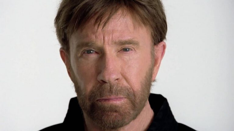 Chuck Norris assume que é Homossexual