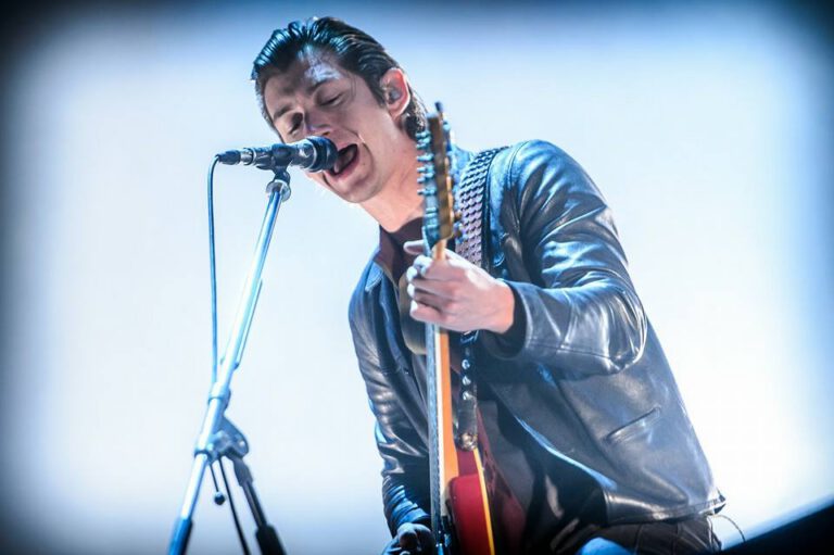 Arctic Monkeys lota Arena Anhembi em SP