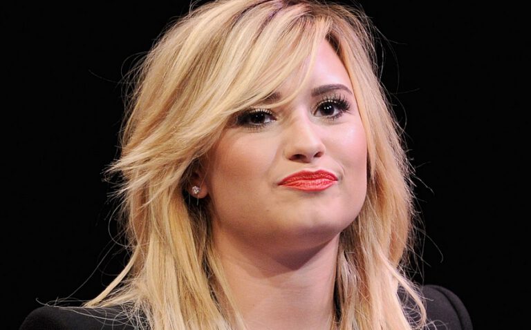 GINECOLOGISTA “ABUSA” DA CANTORA DEMI LOVATO