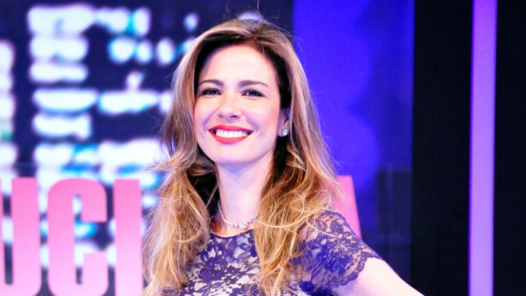 Luciana Gimenez posta foto com Lingerie Transparente