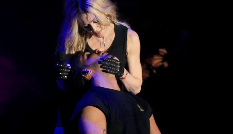 Em show Drake troca letra de música que tem Madonna por Rihanna
